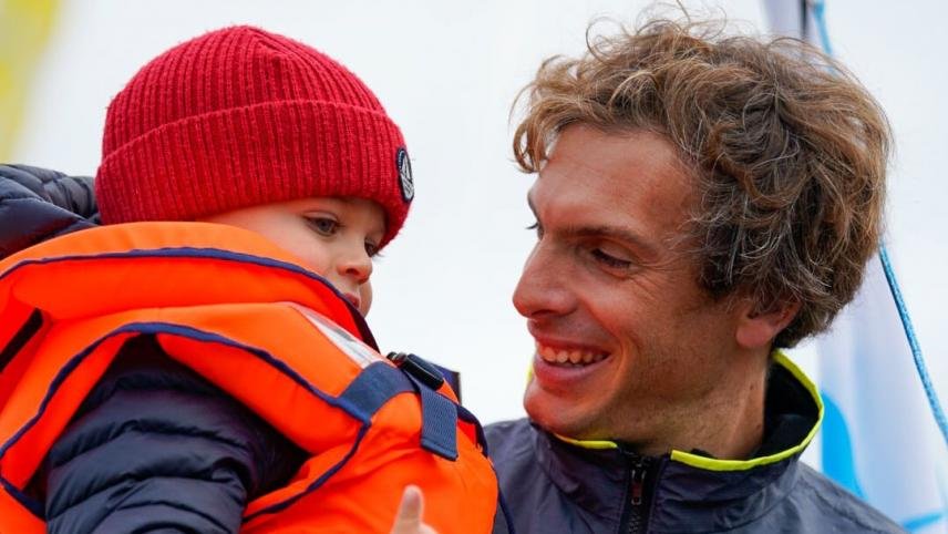 Charlie Dalin et son fils Oscar, janvier 2025